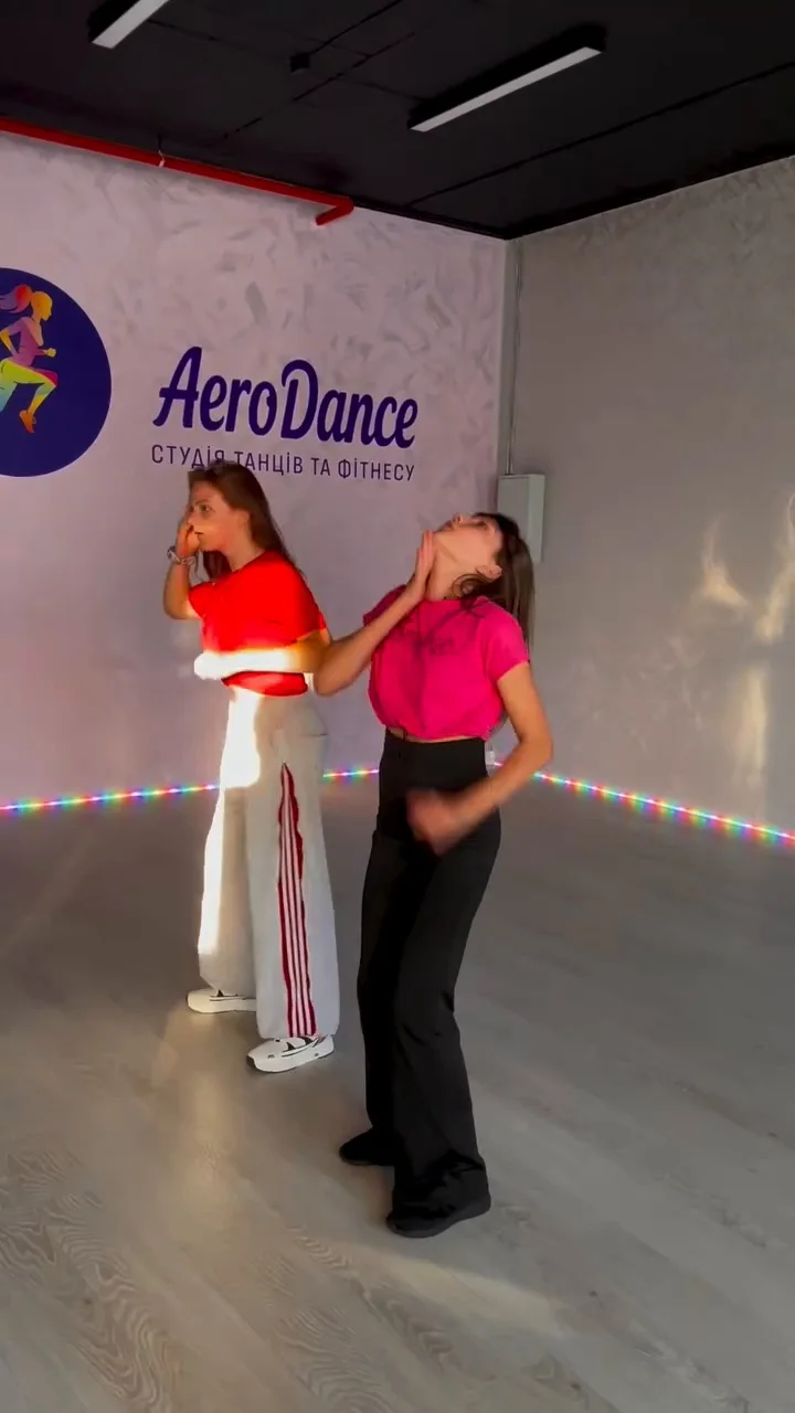 Дві танцівниці в залі з логотипом AeroDance