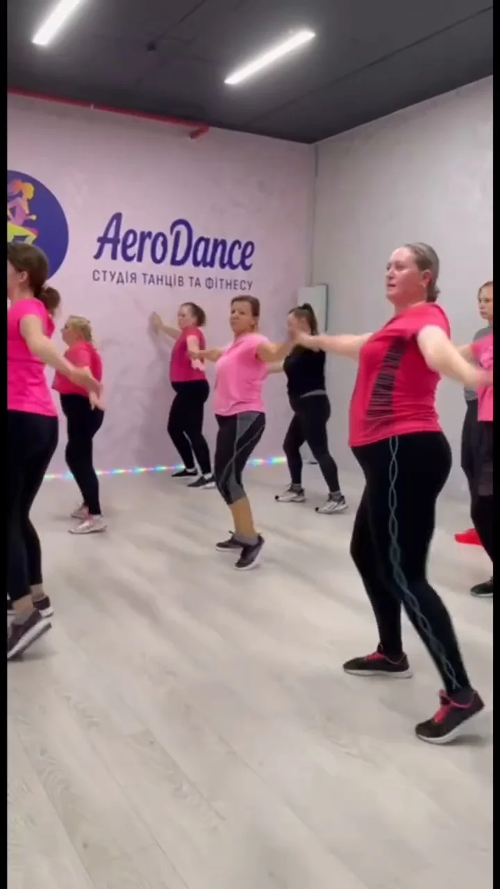 Групове заняття в залі AeroDance