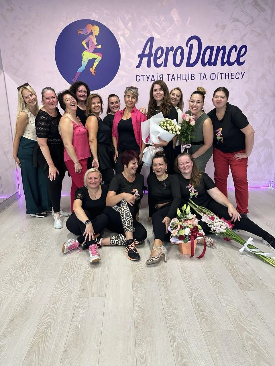Група учасниць під логотипом AeroDance